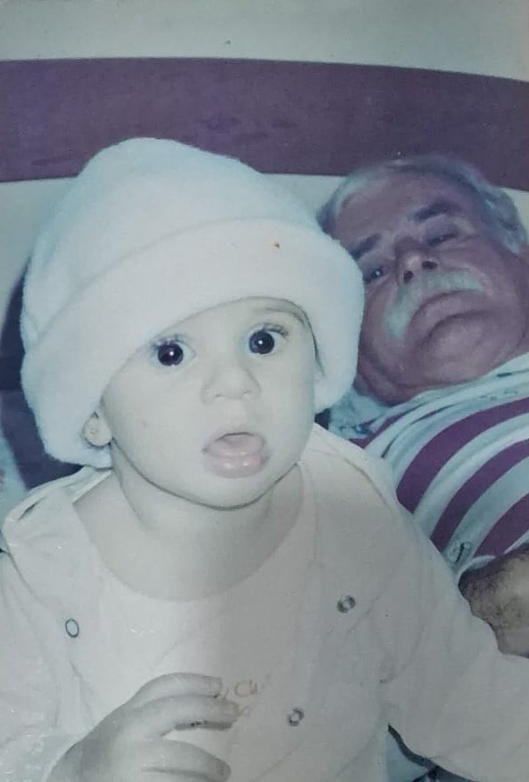 meu avô, vulgo tadinho, olhando para eu servindo de boca aberta aos 9 meses