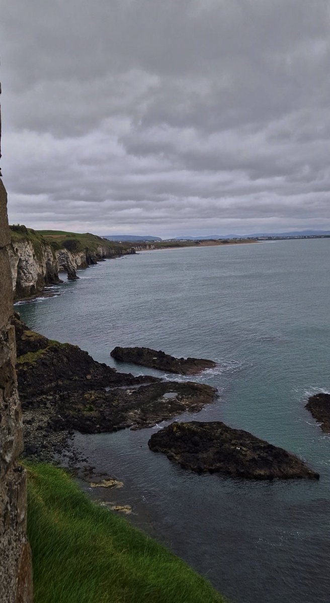 Love the rugged coastline of Ireland looking out over to Scotland. 🏴󠁧󠁢󠁳󠁣󠁴󠁿 🇮🇪 💙 💚 🌊