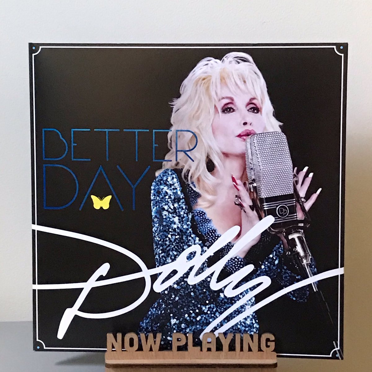 A bit of Dolly.

Now Playing: Dolly Parton “Better Day” (2011; 2024 #VMP release).

#vinyl #vinylrecords #vinylcollection #vinylcollector #vinylcommunity #vinyladdict #vinylcollectionpost #vinilo #vinilos #dollyparton #dolly #country #vinylmeplease #nowplaying