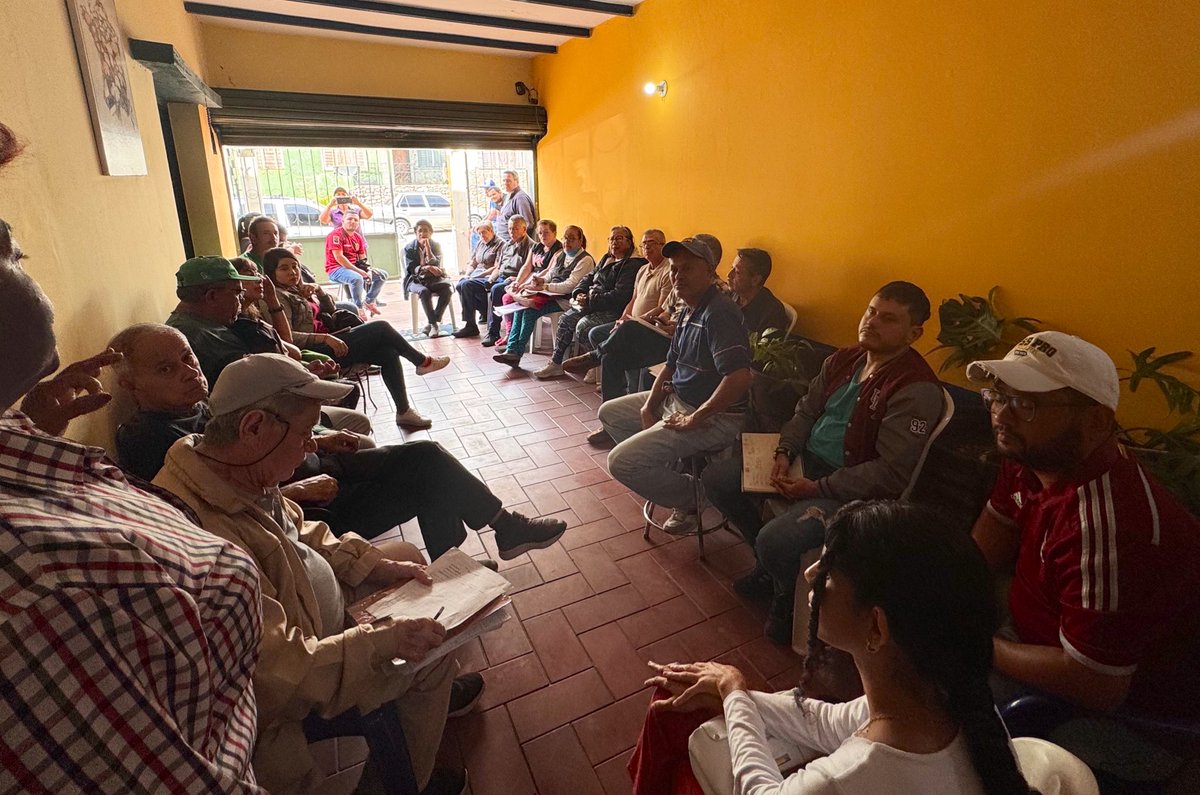 Seguimos organizando el trabajo político y electoral en el municipio Libertador junto a nuestros líderes parroquiales. AD en Resistencia está comprometida con la UNIDAD que representa @EdmundoGU. ¡Juntos por el país! 🇻🇪🙌🏻