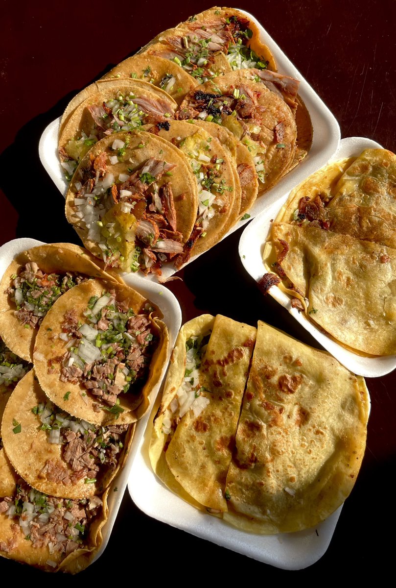 Los tacos más insípidos que he comido en mi vida, ni con sal se arreglaron, secos, tortilla dura y las pinches salsas de la verga 💀
Lo culero es q era el puesto con más raza