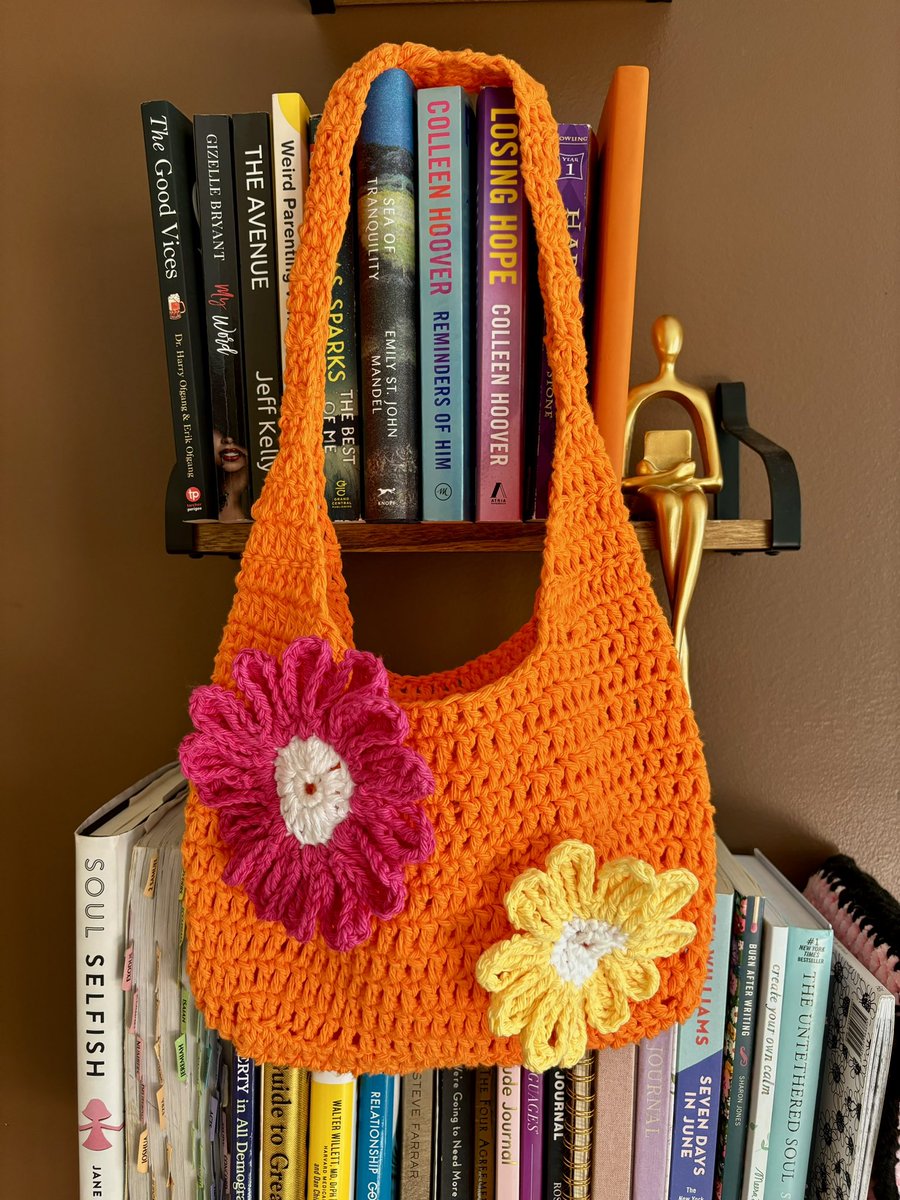 made my first crochet tote bag 🌺🌼🧡