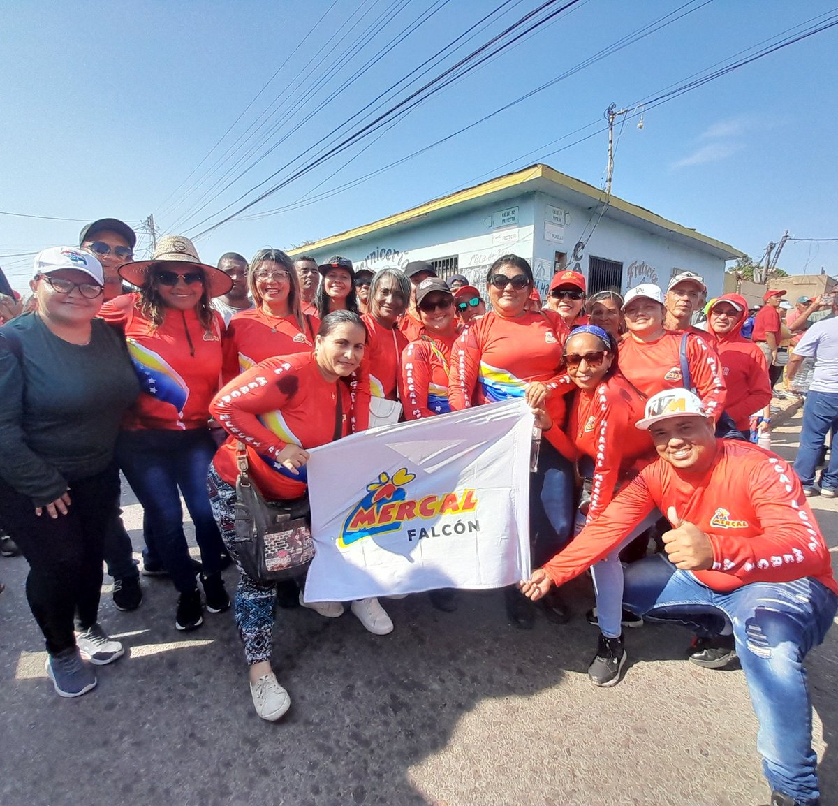 #Falcón || Hoy en el Día del Trabajador, @MercalOficial celebra la gran labor que se realiza día a día con esfuerzo, dedicación y amor, para lograr el éxito guiados por el Presidente @NicolasMaduro en la construcción de nuestra Patria.