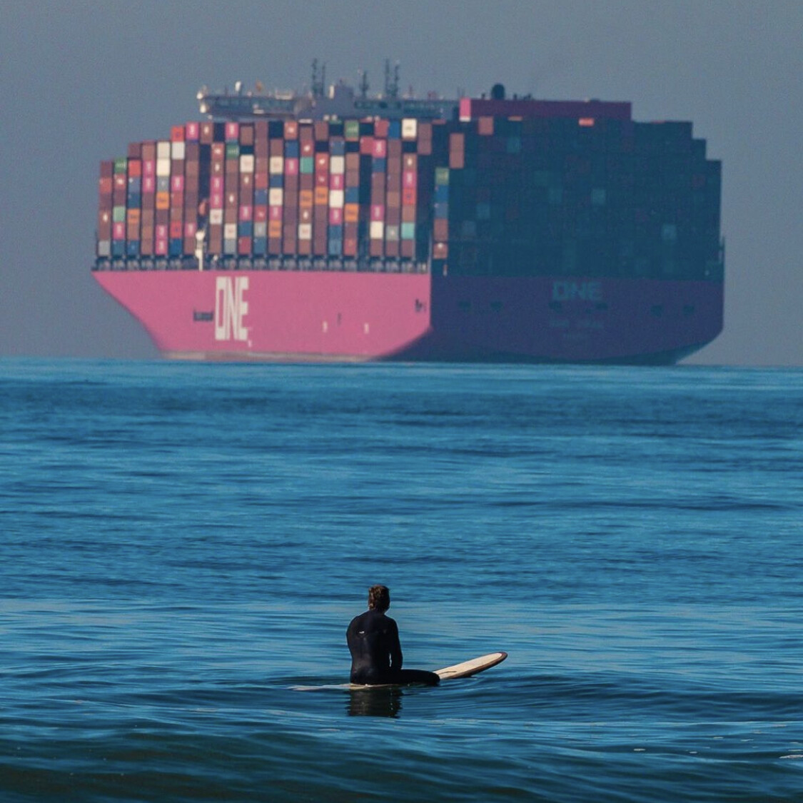 Riding the calm before the cargo wave. 🌊🏄 #ONESwan #SurfMeetShip #OceanNetworkExpress

@nsouzaphoto #FoundONE 📸🥇

#ContainerShipping #MagentaNotPink #AsONEWeCan #ONE #ShipSpotting #ShipSpotter #HungtintonBeach #California #surfing #surfsup