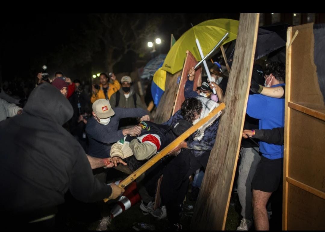 Anoche y la madrugada de este miércoles, la policía ha intervenido para desarmar los campamentos y desalojar a los manifestantes propalestinos que habían tomado los campus de universidades como Columbia, en Nueva York, y la UCLA en California. En la UCLA, la intervención