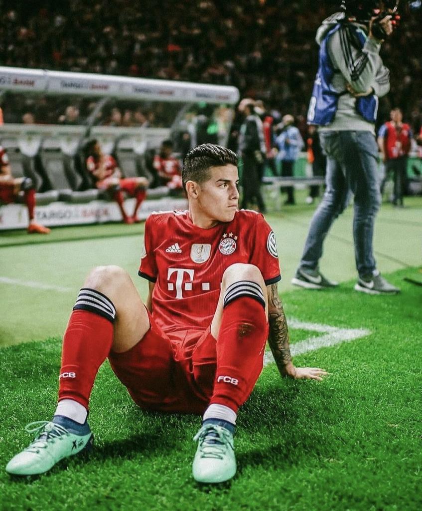 🗣 James Rodriguez: 'Hoje, todos jogam no 4-4-2 ou 4-3-3. Toda criança sonha em ser um camisa 10. Mas essa posição não existe mais. Nenhum técnico usa mais camisas 10 clássicos. Hoje, eles querem jogadores rápidos e bons no um contra um.'