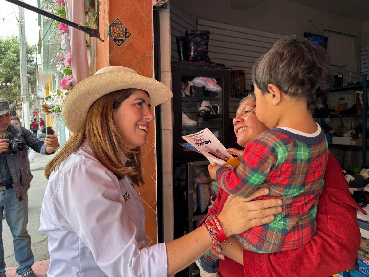 melissavargasmx's tweet photo. Recorrimos las calles de San Buenaventura y seguimos sumando a más gente buena para construir una #TolucaDePrimera.🔴🔵🟡

No tengo duda que juntos haremos la capital que nos merecemos, porque en #Toluca somos más los buenos que hacemos las cosas bien #AlaPrimera, no a la cuarta. https://t.co/PNXtP4LZbH
