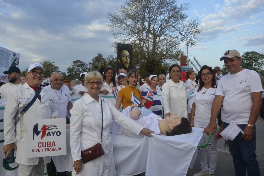 Estamos orgullosos por su acompañamiento,entrega y compromiso con la salud del pueblo, los homenajeamos y contamos con ustedes,gran ejército de batas blancas,dignos merecedores del 3er lugar en esta ocasión. La Salud Pública es esencia de la Revolución. #HolguinEsSalud