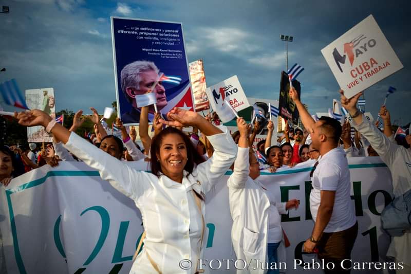 Día de júbilo para #Holguín, y el sector de la salud como cada año,Presente! en la plaza para celebrar el Día Internacional de los Trabajadores. Estamos orgullosos de nuestros profesionales del sector. #HolguinEsSalud #CubaPorLaVida