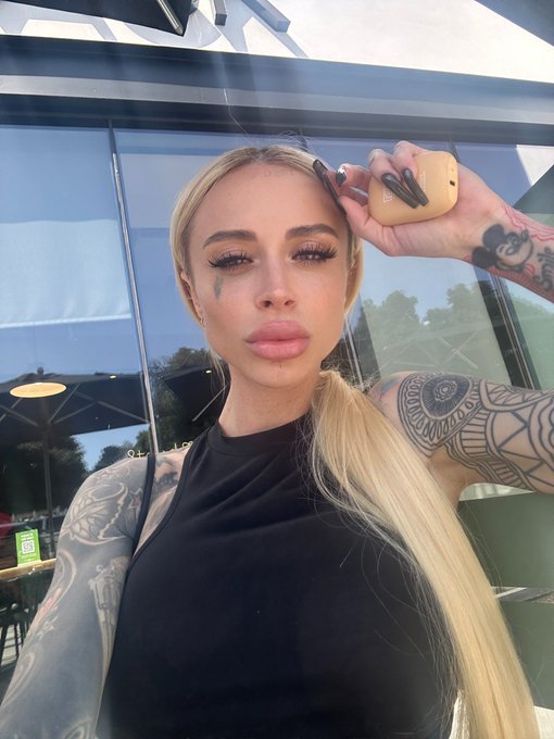 Hustling on the hood https://t.co/LLVUr01eBC