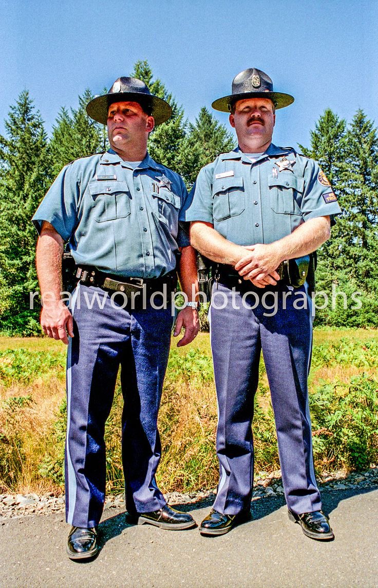 Oregon State Trooper portrait. Oregon, USA. Gary Moore photo. Real World Photographs. #oregon #police #trooper #usa #crime #unitedstates #sweden #malmo #garymoorephotography #realworldphotographs #nikon #photojournalism #photography #documentary #people #places
