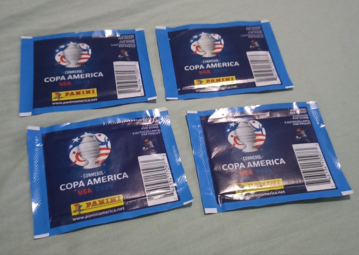 Bienvenido fútbol señores Compré 4 sobres de stickers de la Copa América pero no pude comprar el álbum porque ya se había agotado