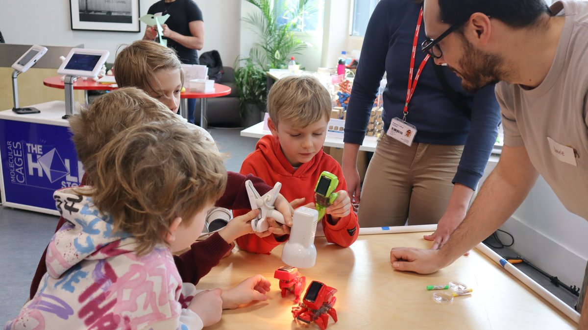 We had a great time @InventionRooms last month taking part in the Materials & Molecules Discovery Day, talking all things solar energy conversion with the aid of some solar powered dinosaurs & a fuel cell car! @TsengCin @danben87 @FPodjaski Jessica Alvim @lou_oldham15