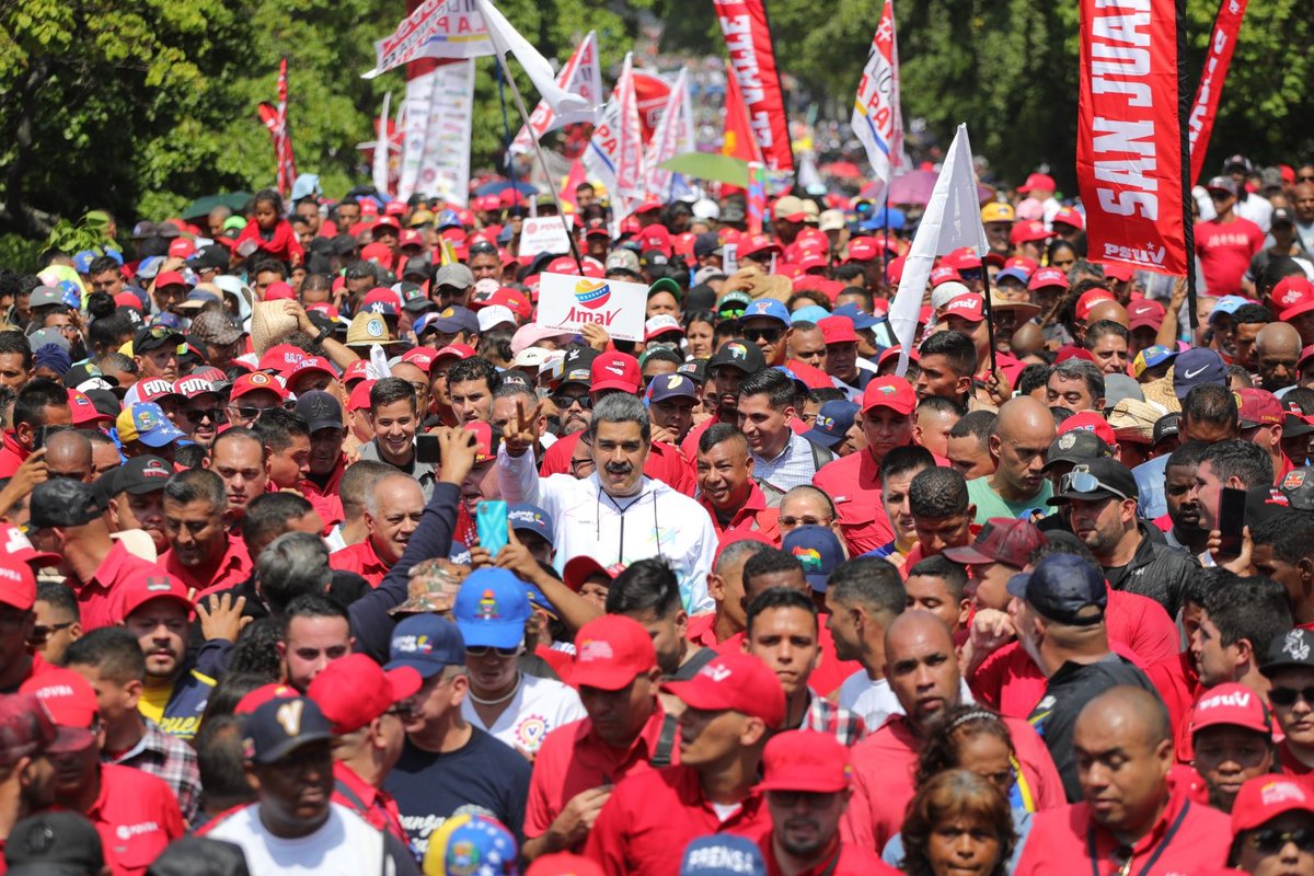@madeleintlSUR #ENFOTOS | El presidente de #Venezuela, @NicolasMaduro, participando de la jornada de movilizaciones por el #DiaInternacionalDelTrabajador, junto a los obreros venezolanos bit.ly/teleSUR