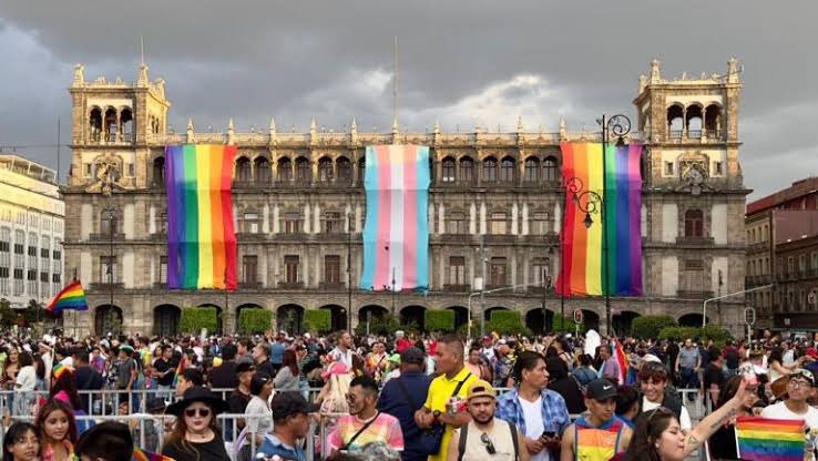 El próximo 29 de junio será la mega marcha del orgullo LGBTQIA 🌈 en la Ciudad de México, y las autoridades capitalinas estiman un aproximado de 500mil asistentes y una derrama económica de 2mil500 millones de pesos (148millones de dólares) 

El Pride de México es uno de los más