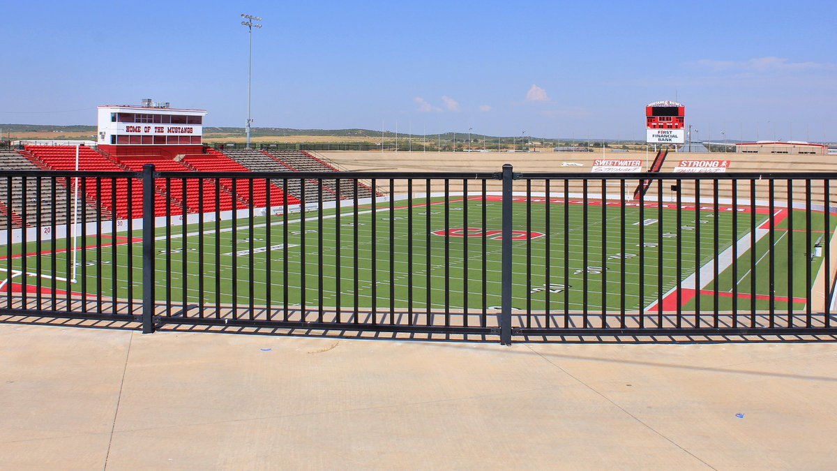 @SweetwaterFB Mustang Bowl is my favorite stadium!!! It’s always good to see @coachrlucas Thanks for your time!! #WinTheWest #PicksUp 🟧🟦🤙🏾⛏️