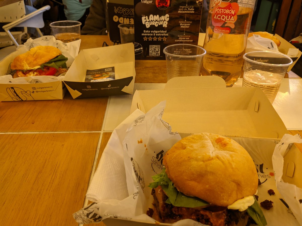 En la Burger Máster organizada por @tuliorecomienda de Chia, Cundinamarca hay un competidor ÚNICO. Vulgar Bistró superó mis espectativas y hasta ahora va ganando en mi ranking. Una hamburguesa única en la competencia, con una salsa picante brutal. 5/5 o 10/10. ¡Recomendado!