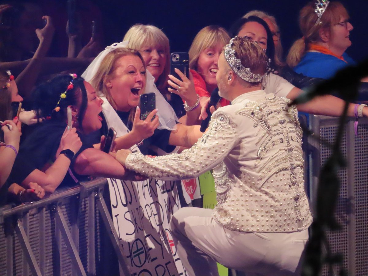 For the lucky ladies who got this close to @GaryBarlow at the @takethat show last night! 😍😍 I was very envious!! #garybarlow #takethat #thislifetour @TheO2 #o2arena 📷 @JennyHodge