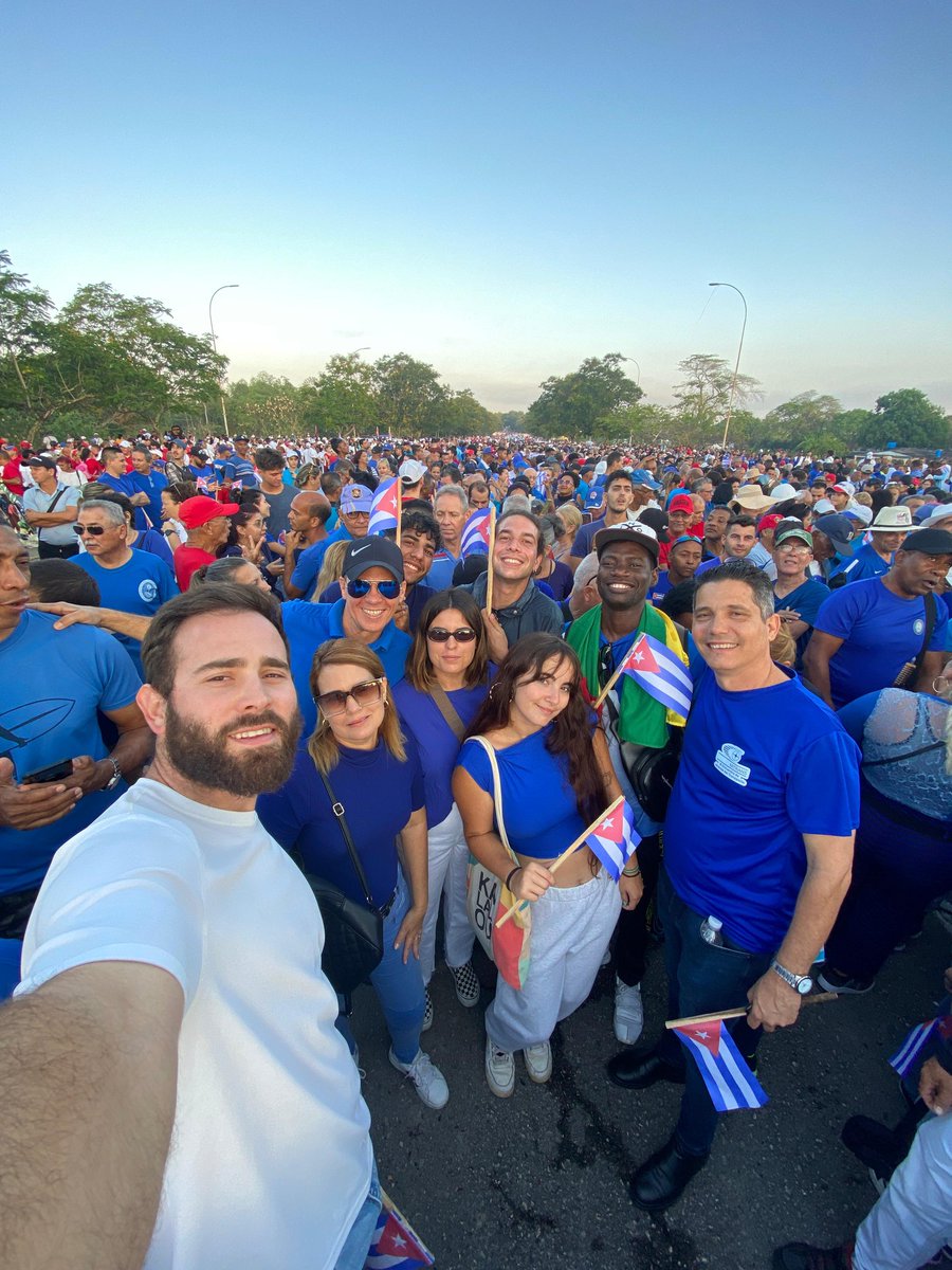 #1Mayo 🌎| Los estudiantes de otras nacionalidades de la #UCLVnuestra se sumaron al desfile, su primera experiencia de este tipo. #PorCubaJuntoCreamos