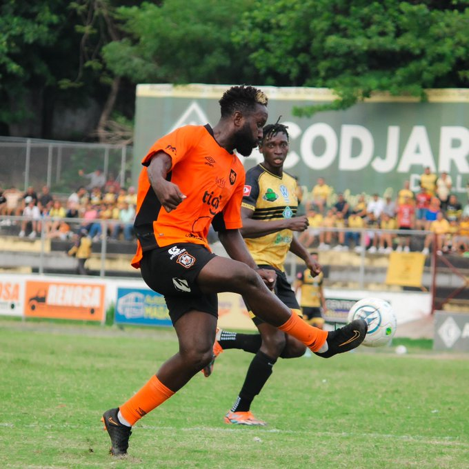 #DeDeportes I Final en el estadio Antonio Toledo Valle. @cdplatense_sv 1-1 @cdaguilaoficial FOTO: @cdaguilaoficial