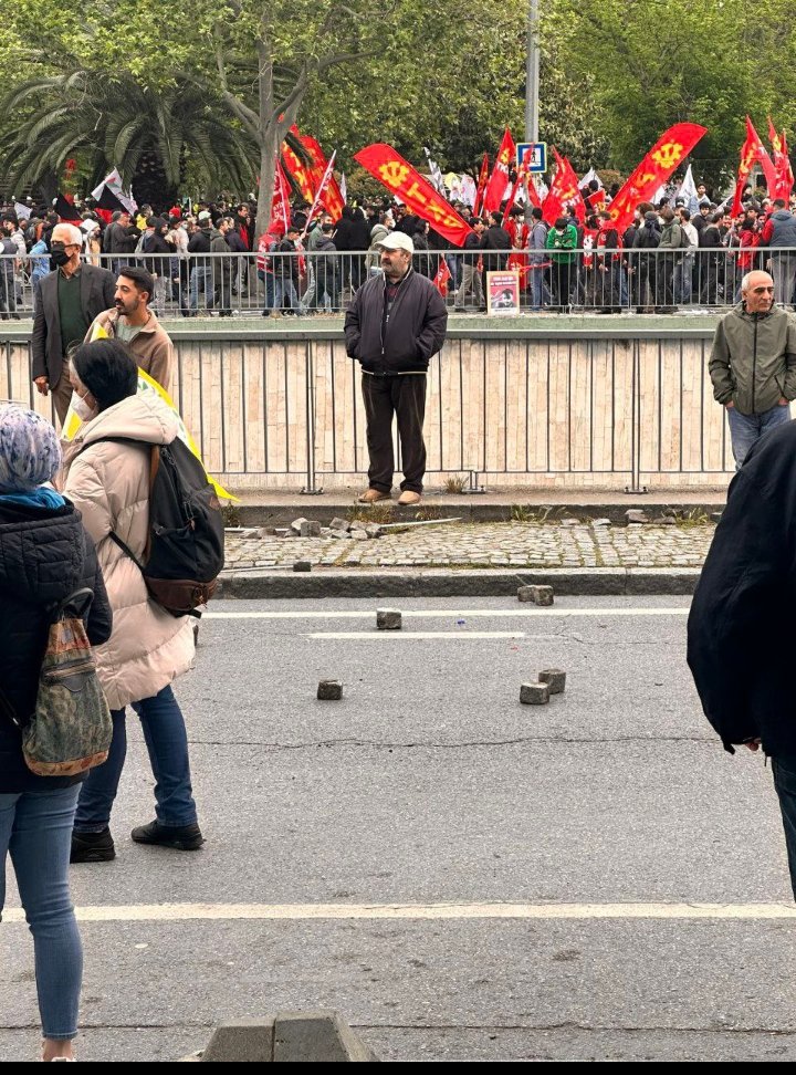 Kaldırım taşlarını döşerken emek harcayana işçi, O kaldırım taşlarını söküp polise atanlara Onun bunun p*çi denir. Dolar #utanç Yusuf Güney ABD Merkez Bankası Hakan Fidan Suriye Şebnem Korur Fincancı