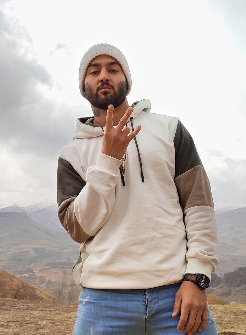 ⚖️  |  𝗧𝗼𝗼𝗺𝗮𝗷 𝗦𝗮𝗹𝗲𝗵𝗶, 𝗹𝗲 𝗿𝗮𝗽𝗽𝗲𝘂𝗿 𝗶𝗿𝗮𝗻𝗶𝗲𝗻 𝗾𝘂𝗶 𝗿𝗶𝘀𝗾𝘂𝗲 𝗹𝗮 𝗽𝗲𝗶𝗻𝗲 𝗱𝗲 𝗺𝗼𝗿𝘁 

À 33 ans, le rappeur iranien Toomaj Salehi est condamné à mort, par pendaison, pour ‘corruption sur Terre’