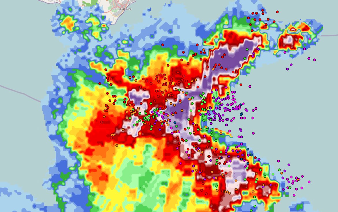 The radar echoes to the south of Brighton in the English channel are absolutely insane!!!!