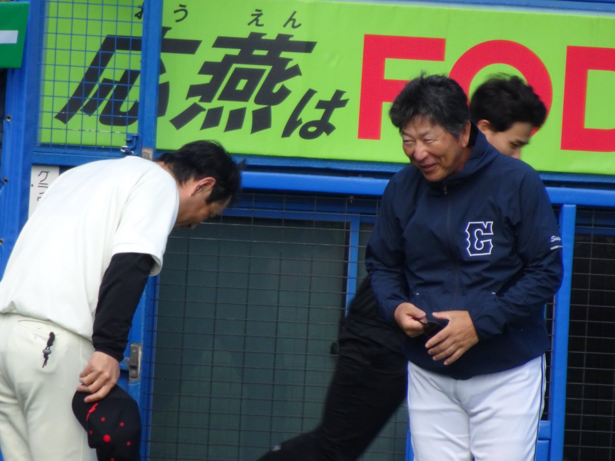 日大・片岡昭吾監督（左）と中大・清水達也監督（右） #日大野球部の頂戦