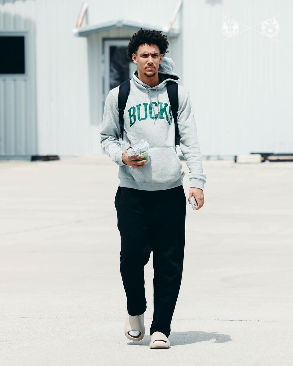 Our guy @jaylin_galloway en route to Indianapolis with the @Bucks for game six of the @NBA Playoffs 🦌 📸: @WisconsinHerd #WeTheKings