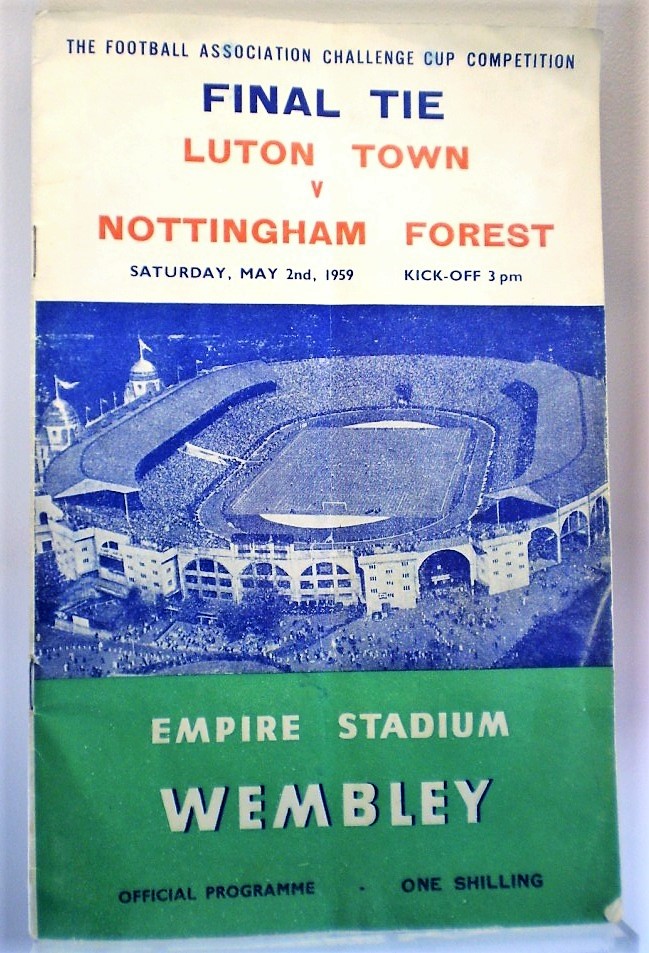 Toen ze nog niet beroemd waren. 
Programmaboek in de vitrine van Nottingham Forest. FA Cup Final van 65 jaar geleden.
#nffc #FACupFinal #wembley