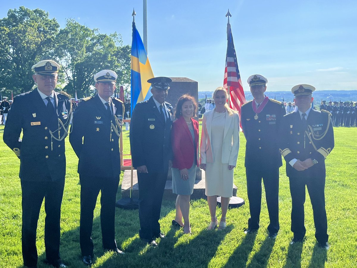 Congratulations on a great achievement and recognition today for General Micael Bydén, Sweden’s Chief of Defence, as he received the Legion of Merit from US General Charles Q. Brown Jr., Chairman of the Joint Chiefs of Staff. 🇸🇪🇺🇸