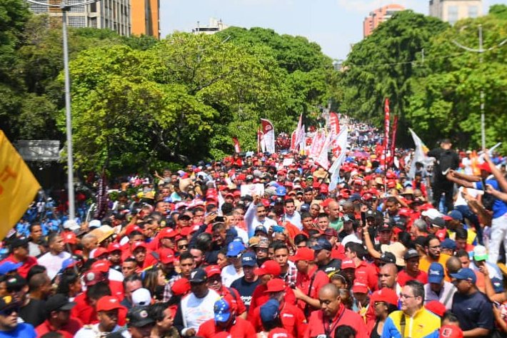 #EnFotos📷| El Presidente @NicolasMaduro se une a la Gran Marcha por el Día Internacional del Trabajador, donde el pueblo noble se colma de amor y alegría, ratificando su apoyo y compromiso a la Revolución Bolivariana. #MayoDeTransformación