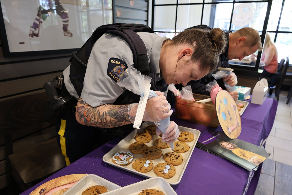 It was all smiles today for @WestshoreRCMP Community Policing 🍪 When you purchase a Smile Cookie from @TimHortons until May 5th, proceeds will go towards the Children’s Foundation of Vancouver Island here in West Shore!