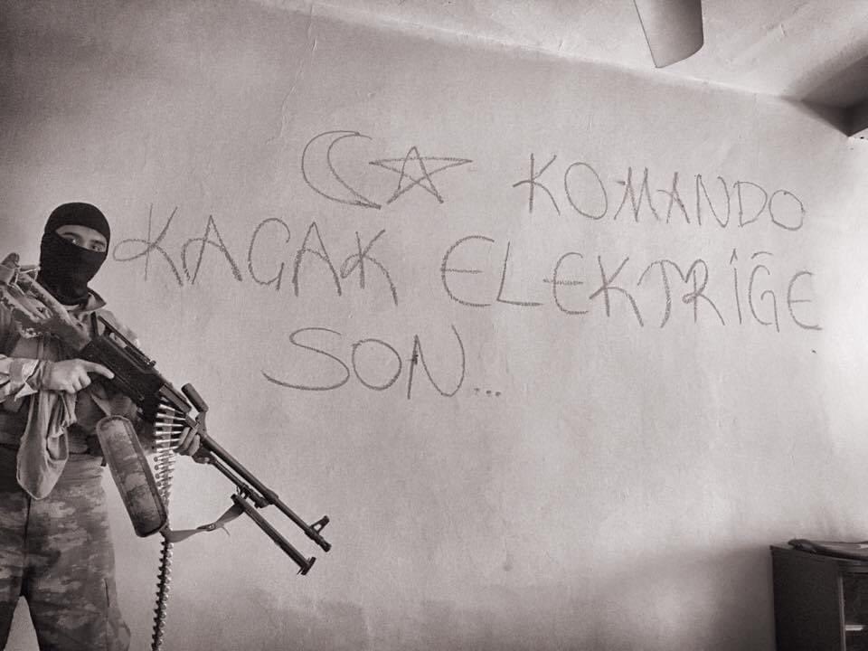 Bölgede kaçak elektrik kullanımı artık ne kadar fazla ki;
her evde en az üç klima bulunuyordu ve çoğu evde de iki buzdolabı mevcuttu.
Evlerde ki elektronik eşyaların haddi hesabı yoktu. Hatta evlerde hiç kullanılmamış kutusunda tv ve beyaz eşyalar bile vardı.
Duvardaki bu yazı…