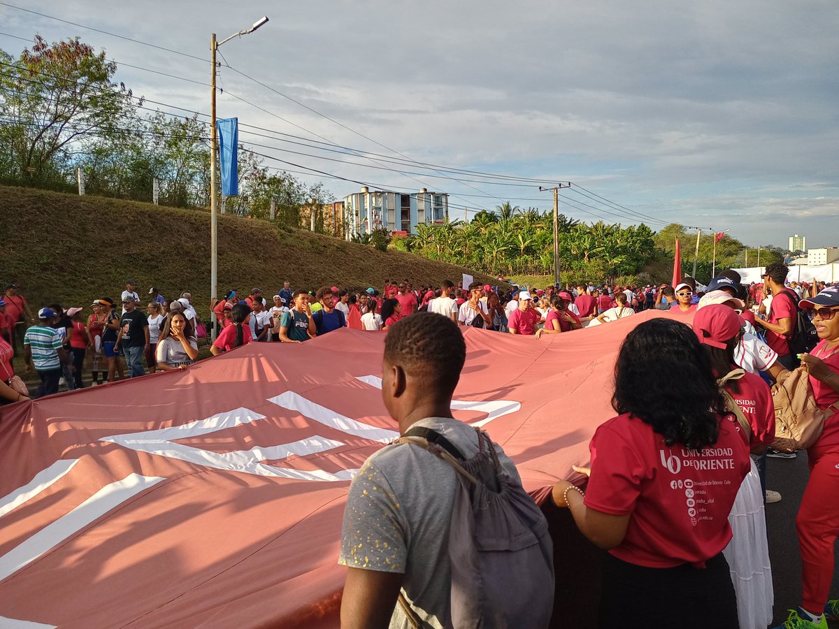 Jornada de celebración la de este #1roDeMayo en la que estudiantes y profesores de la Facultad de Derecho de la @UOCuba estuvimos presente en el tradicional desfile.

#PorCubaJuntosCreamos  
#OrgulloFD
#OrgulloUO