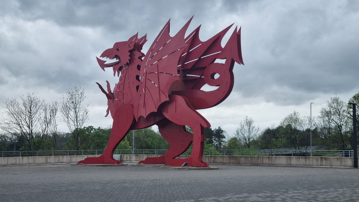 Had an amazing time at the @RenewableUK, @RUKCymru and @RenewableNI staff away day at @TheCelticManor resort in Newport with @Insights professional training. 👥 Lost at crazy golf, won the pub quiz and got a picture with my favourite big red Dragon 🐲 #newport #wales #cymru…
