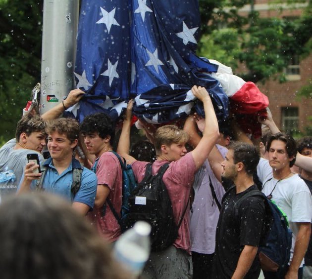 Los estudiantes judíos PROTEGEN con orgullo la bandera estadounidense después de que fuera retirada y reemplazada por activistas antiisraelíes en la UNC Chapel Hill. Un grupo de estudiantes judíos hizo guardia sosteniendo la bandera antes de izarla nuevamente a su posición.