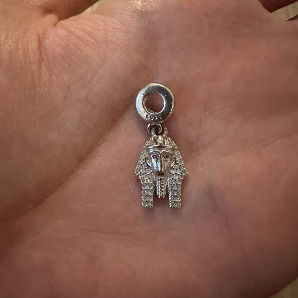 Mısır’dan özel olarak aldığım Pandora Charm’ın alınması doğru olmaması sebebiyle :) benim de işime yaramayacağına göre buradan bir kişiye hediye edeceğim.  İsteyenler FAV.