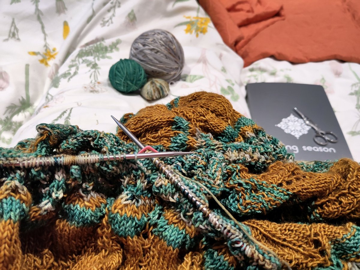 @woolhour Ho Jorunn, workers and woolies! Just plodding through the mkal, started the final clue maybe 1 or 2 weeks behind. My first MKAL and Ive realized I quite like a club e.g. Kate Davies essays, but not a fan of not knowing the pattern in advance. Good to try it once tho! #WoolHour