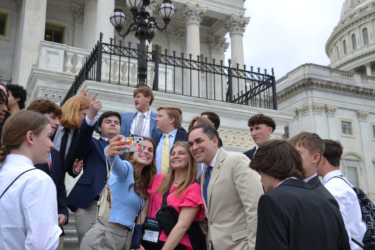 It was great to speak with so many students from @HarnettCoSchool while they toured our nation’s capital! I'm always proud to meet with the next generation of leaders from #NC13.