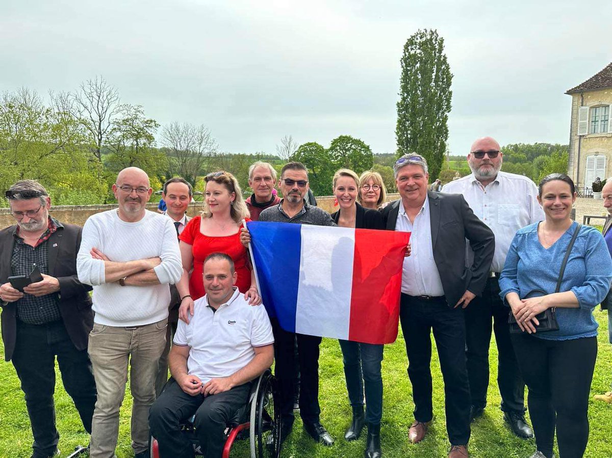 Château d’Autigny-la-Tour. Le Bureau départemental et sécurité Reconquête! Vosges et notre ami François propriétaire du château. En présence de Marion MARECHAL pour une journée du 1er mai exceptionnelle en hommage à Jeanne d’Arc