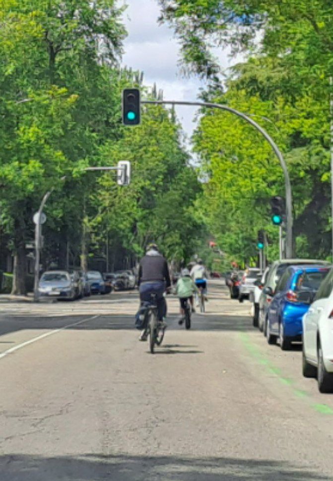 Foto de familia en bici por Madrid.

Madrid es una ciudad segura para el ciclismo urbano. En cualquier distrito. En cualquier calle. 

No hay que esperar a nada para usar la bici.

#ModeloMadrid

📸: Fer.