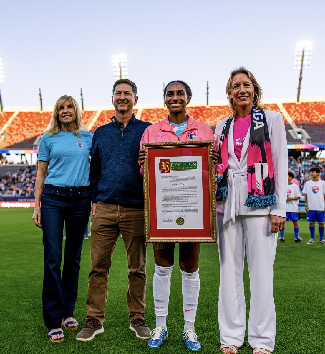 GIRMA THE GREAT 🫡 prior to last match, State Senator Catherine Blakespear presented @naomi_girma with a declaration, honoring her 2023 U.S. Soccer Player of the Year award.