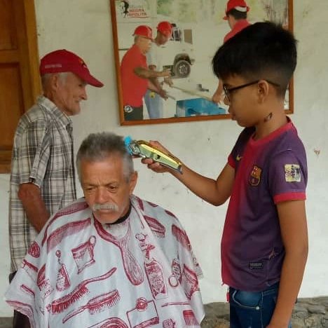 Ciudadanos en atención de la CTS Tinjacá, fueron beneficiados con jornada de barbería. #MayoDeTransformación
