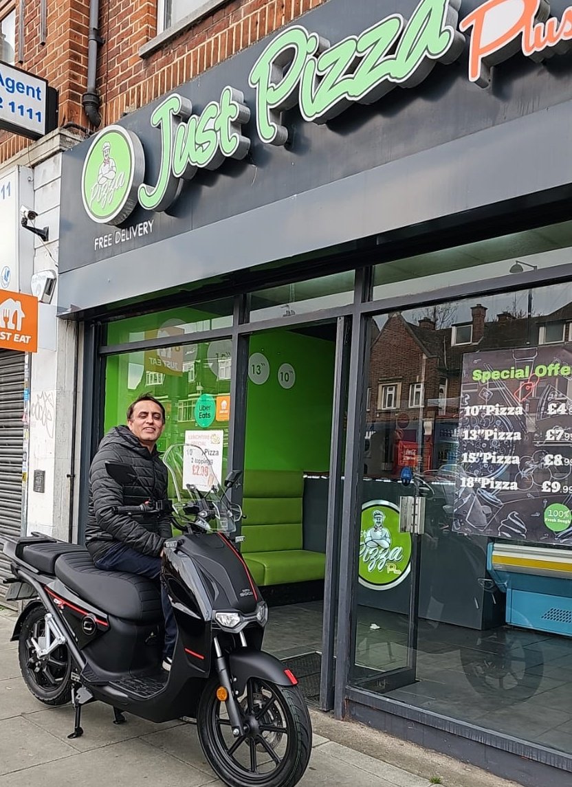 JustPizzaPlus in Pinner becomes the latest independent takeaway company to see the benefits of an #electricmotorcycle. This one, a dual #lithiumionbattery #Vmoto CPX. Enjoy! Available to test-ride and buy from Green-Mopeds.com #lastmiledelivery @vmotosocouk @vmotosoco