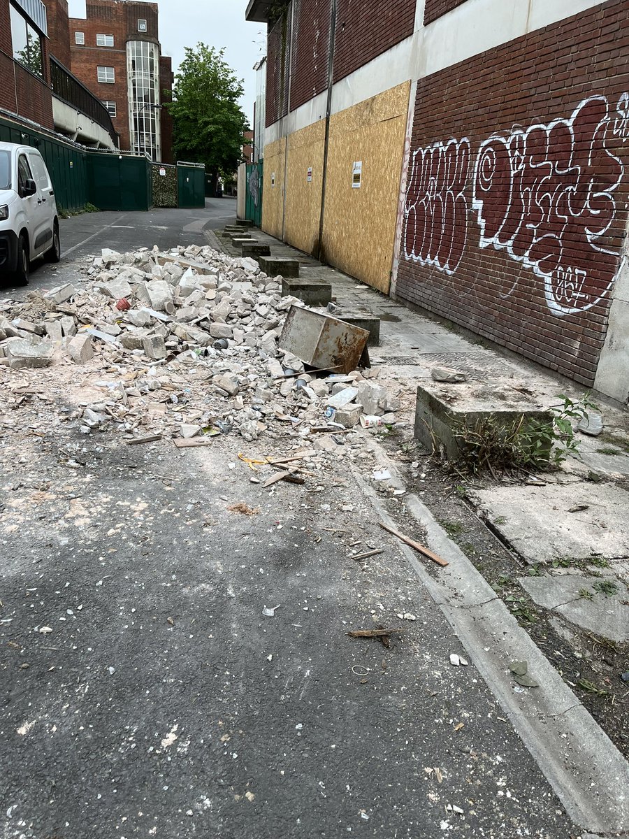 Another #flytipping in #W6
This is the access for ambulances to Chiswick Nursing Centre, as if the selfish bastards give a feck. 
During broad daylight btw; I walked the dog through here at 7am and all was clear. @LBHF @MPSHammFul
