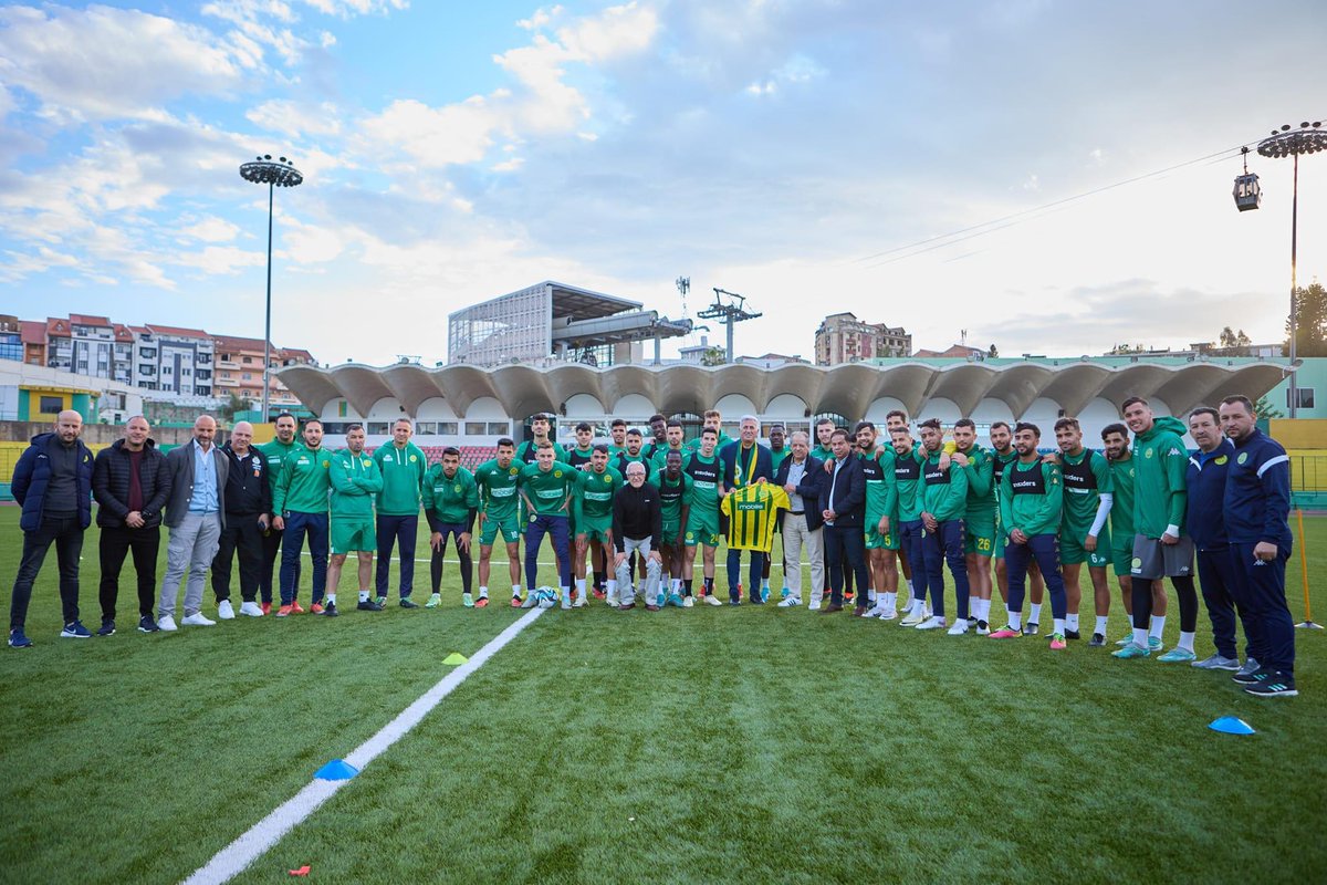 Vladimir Petkovic s'est rendu à Tizi Ouzou et en a profité pour rendre visite aux membres et joueurs de la JS Kabylie ! 🤝🔰

[📸 @jsk_tweet]