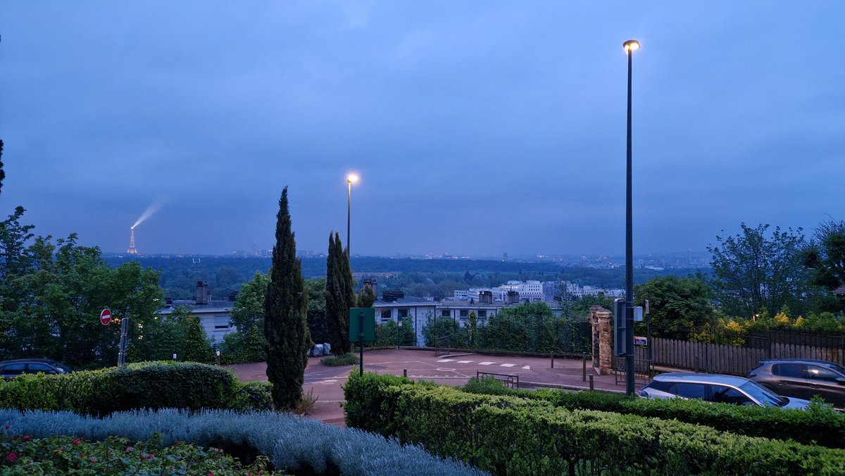 @Kevin_Fillin Ambiance très étrange en attendant la supercellule. Vue depuis le coteau de Suresnes vers le Sud-Est.