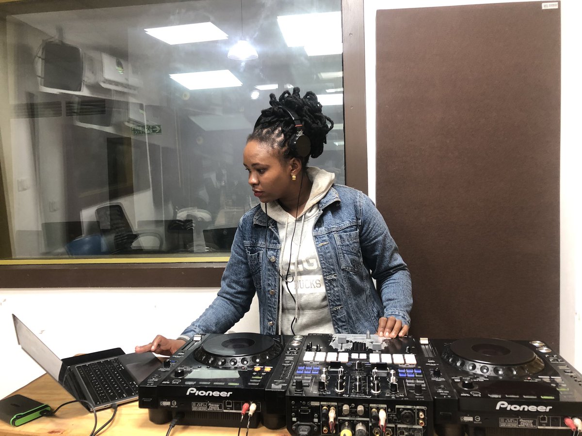 Introducing Dj VLight pon di case… representing all the Lovers on #JAHMROCKDOBA show LIVE ! on @GhettoRadio895  feat @CharraDeejay 
@TMarleyz 
@BonnieMejja 
@AngelMariam14 
@jojomackenzie2 
@ReverSifo 
@DManagalles 
@Johng_wabagaria 
@aukotbazenga