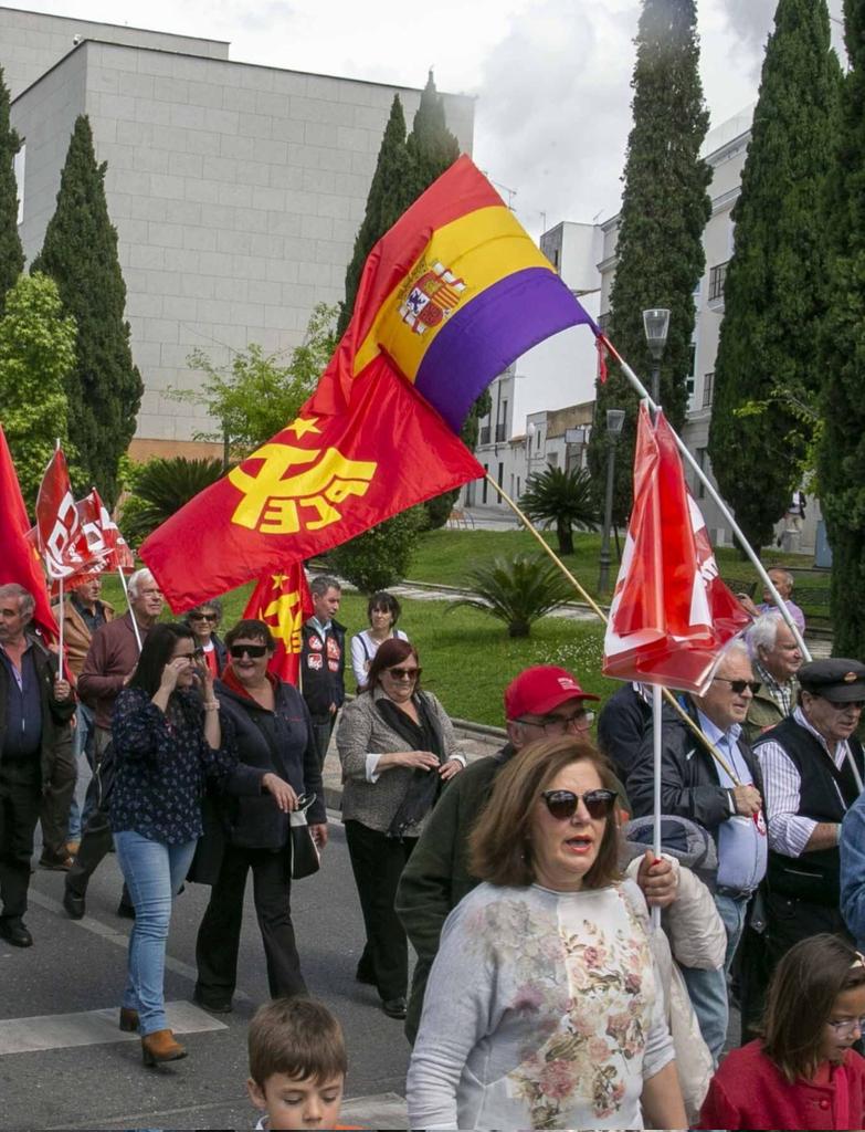 Esto es lo que hay , comunistas por todos los sitios . Nosotros no podemos sacar la bandera del Águila. Pero ellos sí pueden sacar la representación del mayor genocidio de la historia del mundo